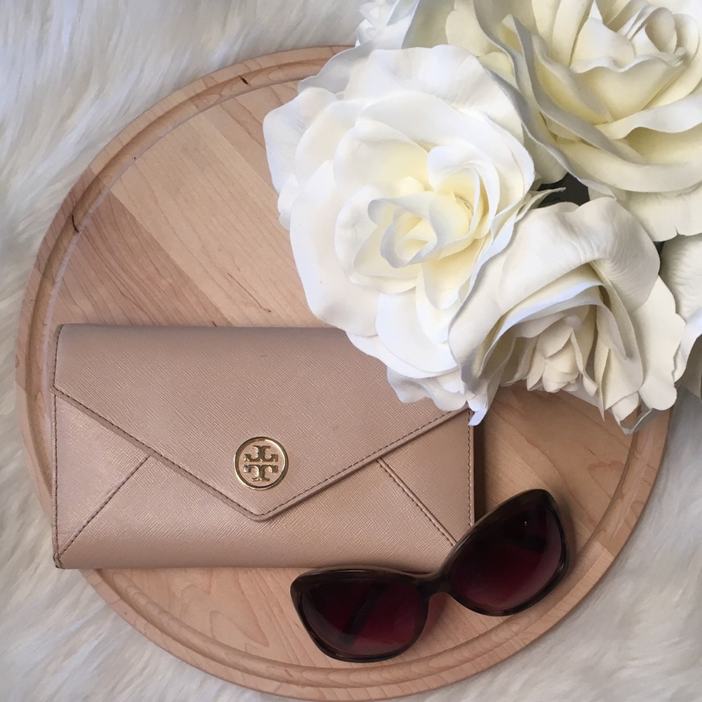 Sale 💕. Light Oak Tory Burch Wallet
